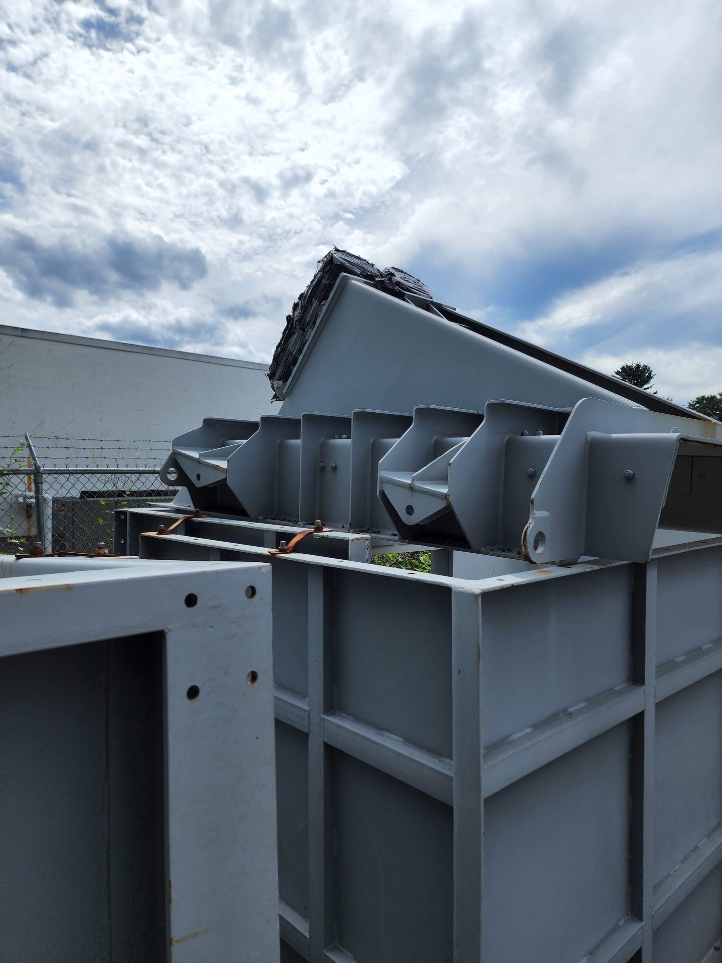 2019 MEKA 30M Surge Bin Hopper Feeder